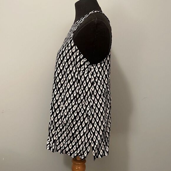 Old Navy Women's Black Sleeveless Keyhole Back Geometric Tank Top - Picture 4 of 7